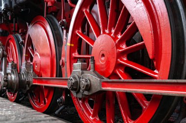 Ayrıntılar ve farklı lokomotifler, Hollanda Beekbergen adlı eski bir endüstriyel Miras Müzesi bahçesinde, arabalar, arabalar ve tren istasyonları sıralanırken görüntülerini