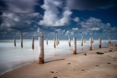 Sanat yakınındaki kıyı kenti Hollanda ' şapkalı'. Kayan bir bulut ile karşı hafif ve puslu deniz hava. Yaz fırtınasından güneşli havalarda ile plaj