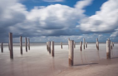 Sanat yakınındaki kıyı kenti Hollanda ' şapkalı'. Kayan bir bulut ile karşı hafif ve puslu deniz hava. Yaz fırtınasından güneşli havalarda ile plaj