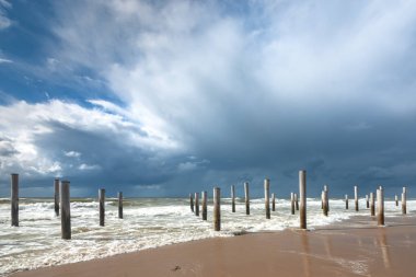 Sanat yakınındaki kıyı kenti Hollanda ' şapkalı'. Kayan bir bulut ile karşı hafif ve puslu deniz hava. Yaz fırtınasından güneşli havalarda ile plaj