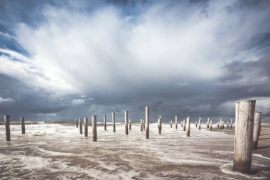 Sanat yakınındaki kıyı kenti Hollanda ' şapkalı'. Kayan bir bulut ile karşı hafif ve puslu deniz hava. Yaz fırtınasından güneşli havalarda ile plaj