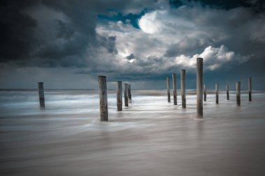 Sanat yakınındaki kıyı kenti Hollanda ' şapkalı'. Kayan bir bulut ile karşı hafif ve puslu deniz hava. Yaz fırtınasından güneşli havalarda ile plaj
