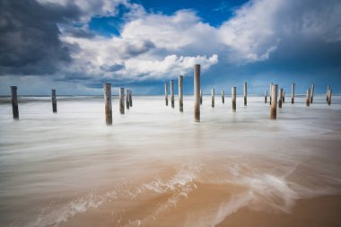 Sanat yakınındaki kıyı kenti Hollanda ' şapkalı'. Kayan bir bulut ile karşı hafif ve puslu deniz hava. Yaz fırtınasından güneşli havalarda ile plaj