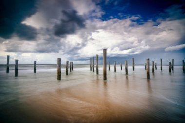 Sanat yakınındaki kıyı kenti Hollanda ' şapkalı'. Kayan bir bulut ile karşı hafif ve puslu deniz hava. Yaz fırtınasından güneşli havalarda ile plaj