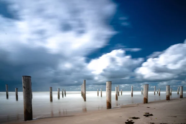 Sanat Yakınındaki Kıyı Kenti Hollanda Şapkalı Kayan Bir Bulut Ile — Stok fotoğraf
