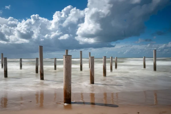 Kunstwerk Buurt Van Kust Stad Hoeden Nederland Een Zwevende Wolk — Stockfoto