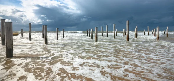 荷兰海滨城市 附近的艺术品 一朵漂浮的空气 带有反光和薄雾的海洋 夏季暴风雨中阳光明媚的海滩 — 图库照片