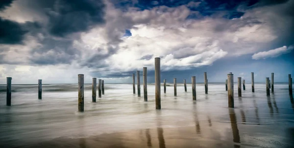 Sanat Yakınındaki Kıyı Kenti Hollanda Şapkalı Kayan Bir Bulut Ile — Stok fotoğraf