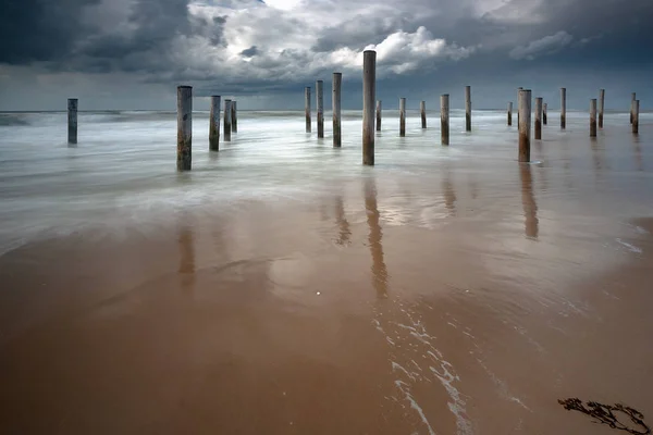 荷兰海滨城市 附近的艺术品 一朵漂浮的空气 带有反光和薄雾的海洋 夏季暴风雨中阳光明媚的海滩 — 图库照片
