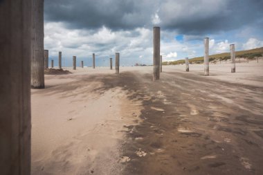 Sanat yakınındaki kıyı kenti Hollanda ' şapkalı'. Kayan bir bulut ile karşı hafif ve puslu deniz hava. Yaz fırtınasından güneşli havalarda ile plaj