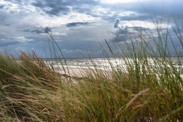 Uniek Perspectief Van Zandduinen Het Strand Blauwe Zee Blauwe Hemel — Stockfoto