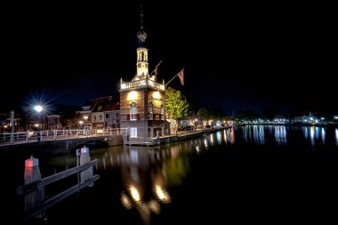 Sokaklar, evler, sokaklar ve kanallar Alkmaar eski kasaba Kuzey Hollanda'da ayrıntıları. Güzel ışıklı şehir anıtlar ve konumları, akşam ve gece fotoğrafı.