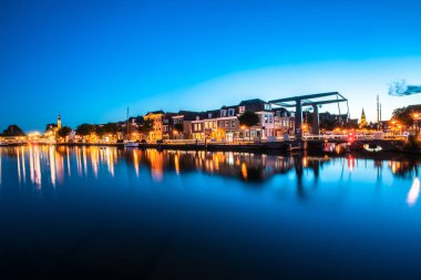 Sokaklar, evler, sokaklar ve kanallar Alkmaar eski kasaba Kuzey Hollanda'da ayrıntıları. Güzel ışıklı şehir anıtlar ve konumları, akşam ve gece fotoğrafı.