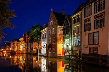 Sokaklar, evler, sokaklar ve kanallar Alkmaar eski kasaba Kuzey Hollanda'da ayrıntıları. Güzel ışıklı şehir anıtlar ve konumları, akşam ve gece fotoğrafı.