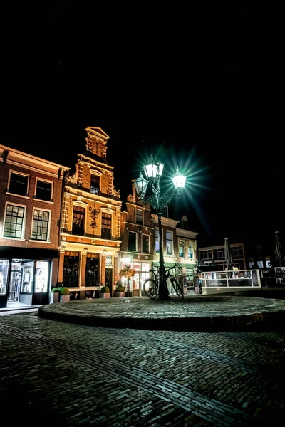 北のオランダのアルクマール古い町の運河の詳細 モニュメントと夕方と夜で撮影場所に美しく照らし出された街 — ストック写真