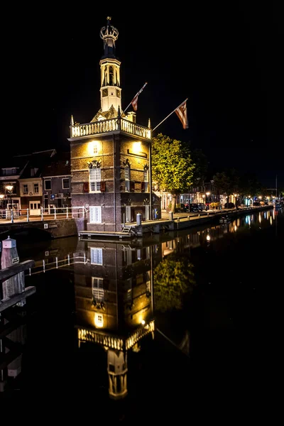北のオランダのアルクマール古い町の運河の詳細 モニュメントと夕方と夜で撮影場所に美しく照らし出された街 — ストック写真