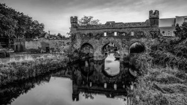 Eski Hansa şehri, Zutphen Nehri 'Ijssel' üzerinde gece fotoğraf. Atmosferik sokakları ve güzel mimari anıtsal ortaçağ merkezi.