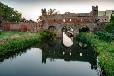 Eski Hansa şehri, Zutphen Nehri 'Ijssel' üzerinde gece fotoğraf. Atmosferik sokakları ve güzel mimari anıtsal ortaçağ merkezi.