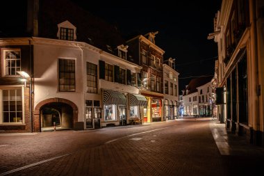 Eski Hansa şehri, Zutphen Nehri 'Ijssel' adlı gece fotoğraf. Atmosferik sokakları ve güzel mimari anıtsal ortaçağ merkezi.