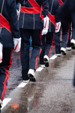 Bir performans ya da pirinç ve vurmalı çalgılar ile konser sırasında performans gösteren bir rüzgar grubun çeşitli detayları