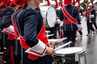 Bir performans ya da pirinç ve vurmalı çalgılar ile konser sırasında performans gösteren bir rüzgar grubun çeşitli detayları