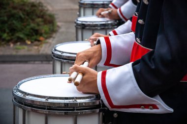 Bir performans ya da pirinç ve vurmalı çalgılar ile konser sırasında performans gösteren bir rüzgar grubun çeşitli detayları