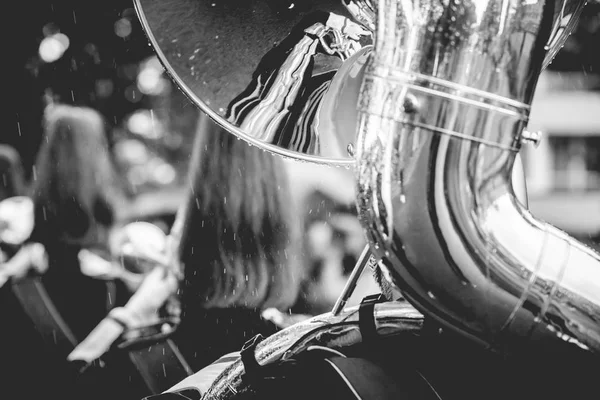 パフォーマンスまたは金管楽器と打楽器のコンサート中に実行する吹奏楽のさまざまな詳細 — ストック写真