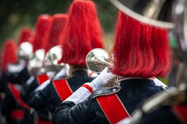 Bir performans ya da pirinç ve vurmalı çalgılar ile konser sırasında performans gösteren bir rüzgar grubun çeşitli detayları