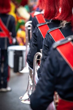 Bir performans ya da pirinç ve vurmalı çalgılar ile konser sırasında performans gösteren bir rüzgar grubun çeşitli detayları
