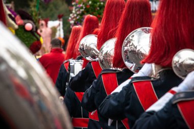 Bir performans ya da pirinç ve vurmalı çalgılar ile konser sırasında performans gösteren bir rüzgar grubun çeşitli detayları