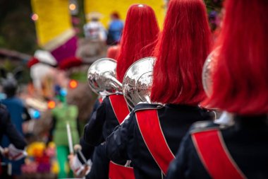 Bir performans ya da pirinç ve vurmalı çalgılar ile konser sırasında performans gösteren bir rüzgar grubun çeşitli detayları