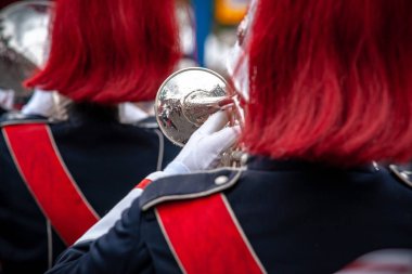 Bir performans ya da pirinç ve vurmalı çalgılar ile konser sırasında performans gösteren bir rüzgar grubun çeşitli detayları