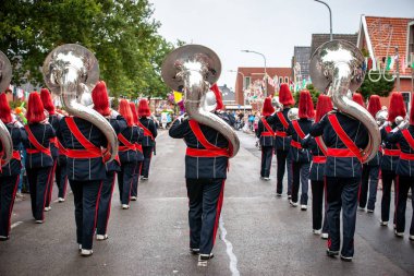 Bir performans ya da pirinç ve vurmalı çalgılar ile konser sırasında performans gösteren bir rüzgar grubun çeşitli detayları