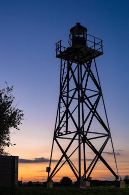 İnşaat ve Hollandalı kuzeydoğu polder eski bir adada eski deniz feneri silüeti