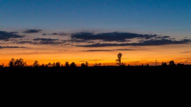 Silhouettes son güneş ışığı altında bir sıcak sonbahar günde Hint yaz akşam