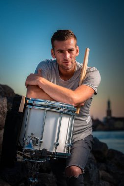 Çeşitli vurmalı çalgılar ile performans gösteren bir müzik sanatçı ayrıntılarını