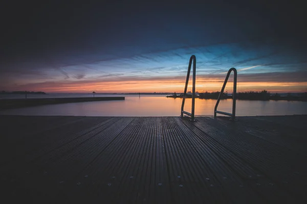 Architecture Piscine Extérieure Bord Lac Avec Escaliers Aluminium Métallique Lors — Photo