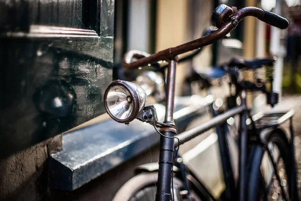 Іржавий Старий Велосипед Оригінальними Деталями Традиційним Дизайном Атмосферній Сцені — стокове фото