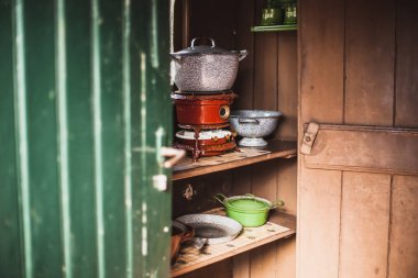 . Otantik mutfak eşyaları. Vintage su ısıtıcısı ve eski gaz sobası.