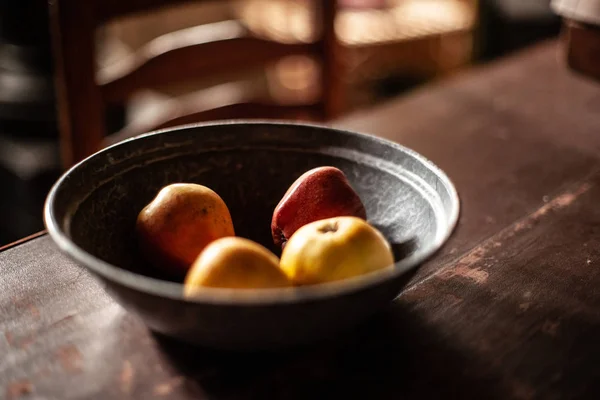 Velha Tigela Pewter Vintage Com Maçãs Coloridas Frescas Frutas Escala — Fotografia de Stock