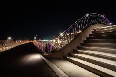 Soyut şekiller ve Harlingen Limanı boyunca genel bir yürüyüş yolu organik yuvarlak çizgiler. Farklı renk sarı, mor ve mavi için kapsayan bir viyadük ve Led Işıklı adımları parça Bulvari yakınındaki tren