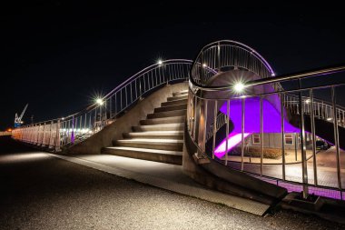 Soyut şekiller ve Harlingen Limanı boyunca genel bir yürüyüş yolu organik yuvarlak çizgiler. Farklı renk sarı, mor ve mavi için kapsayan bir viyadük ve Led Işıklı adımları parça Bulvari yakınındaki tren