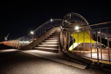 Soyut şekiller ve Harlingen Limanı boyunca genel bir yürüyüş yolu organik yuvarlak çizgiler. Farklı renk sarı, mor ve mavi için kapsayan bir viyadük ve Led Işıklı adımları parça Bulvari yakınındaki tren