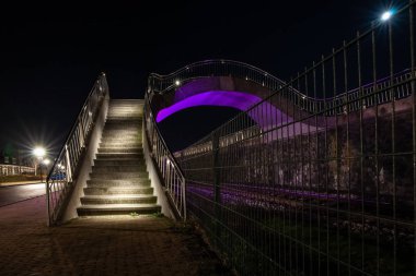 Soyut şekiller ve Harlingen Limanı boyunca genel bir yürüyüş yolu organik yuvarlak çizgiler. Farklı renk sarı, mor ve mavi için kapsayan bir viyadük ve Led Işıklı adımları parça Bulvari yakınındaki tren