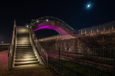 Soyut şekiller ve Harlingen Limanı boyunca genel bir yürüyüş yolu organik yuvarlak çizgiler. Farklı renk sarı, mor ve mavi için kapsayan bir viyadük ve Led Işıklı adımları parça Bulvari yakınındaki tren