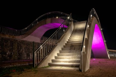 Soyut şekiller ve Harlingen Limanı boyunca genel bir yürüyüş yolu organik yuvarlak çizgiler. Farklı renk sarı, mor ve mavi için kapsayan bir viyadük ve Led Işıklı adımları parça Bulvari yakınındaki tren