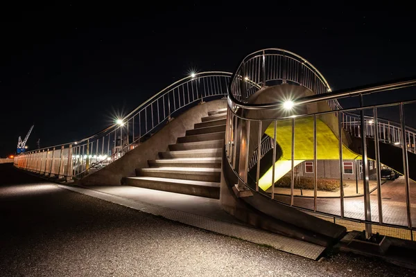 Soyut şekiller ve Harlingen Limanı boyunca genel bir yürüyüş yolu organik yuvarlak çizgiler. Farklı renk sarı, mor ve mavi için kapsayan bir viyadük ve Led Işıklı adımları parça Bulvari yakınındaki tren