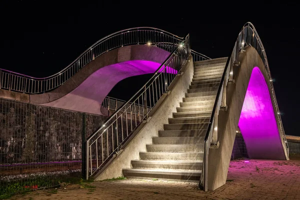 Soyut şekiller ve Harlingen Limanı boyunca genel bir yürüyüş yolu organik yuvarlak çizgiler. Farklı renk sarı, mor ve mavi için kapsayan bir viyadük ve Led Işıklı adımları parça Bulvari yakınındaki tren