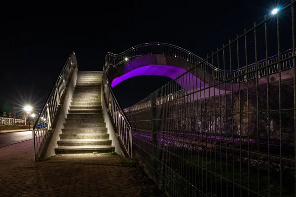 Soyut şekiller ve Harlingen Limanı boyunca genel bir yürüyüş yolu organik yuvarlak çizgiler. Farklı renk sarı, mor ve mavi için kapsayan bir viyadük ve Led Işıklı adımları parça Bulvari yakınındaki tren