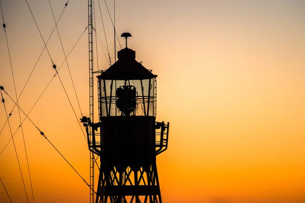 Foto Abstrata Com Caráter Industrial Farol Contra Céu Brilhantemente Colorido — Fotografia de Stock